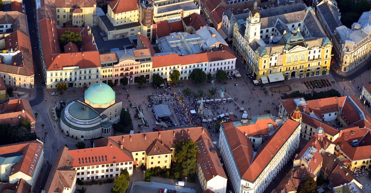 Hagyomány és modernség egysége Pécs állás palettáján